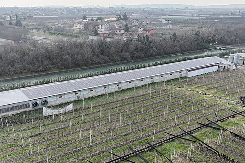 [Translate to DE:] inewa, Mitglied der Elevion Group, installiert Photovoltaikanlagen als Ersatz für Asbestdächer.