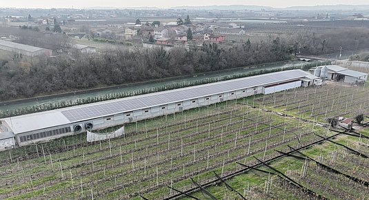 [Translate to DE:] inewa, Mitglied der Elevion Group, installiert Photovoltaikanlagen als Ersatz für Asbestdächer.